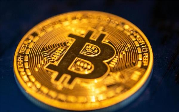 Eine Münze der Digitalwährung Bitcoin. Foto: Fernando Gutierrez-Juarez/dpa-Zentralbild/dpa