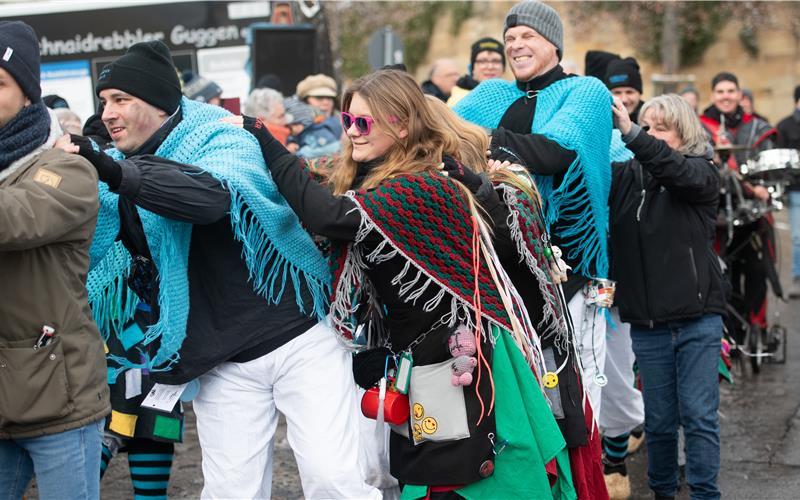 Eine Spaßveranstaltung witterten die Hausemer und kamen zum Maskenabstauben auf den Dorfplatz. GB-Foto: Schmidt