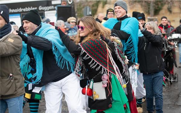Eine Spaßveranstaltung witterten die Hausemer und kamen zum Maskenabstauben auf den Dorfplatz. GB-Foto: Schmidt