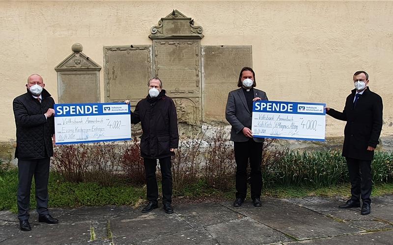 Eine Spende Eine Spendeüber jeweils 4000 Euro erhielten die evangelische Kirchengemeinde Entringen und die katholische Kirchengemeinde Altingen von der Volksbank Ammerbuch. Die Spenden sind für die Turmsanierung der Michaelskirche in Entringen und die Innensanierung der Sankt- Magnus-Kirche in Altingen. Die Spendensumme wird aus dem Spendentopf des VR-Gewinnsparens ermöglicht. Dabei galt der besondere Dank den Sparern der Volksbank Ammerbuch, die monatlich mit ihrem Gewinnsparlos neben ihren Gewinnchancen automatisch gemeinnützige Spenden der Volksbank im Geschäftsgebiet – also vor Ort – ermöglichen. 26000 Euro Gesamtspenden waren es im letzten Jahr. Die Pfahlgründung des Turmes der Michaelskirche wird rund eine Million Euro kosten, wovon die Kirchengemeinde knapp die Hälfte aufbringen muss. Die Innenrenovierung der Altinger Sankt-Magnus-Kirche wurde im Dezember abgeschlossen. Mit der Spende kommt die Kirchengemeinde ihrem Soll an Spendenaufkommen einen großen Schritt näher (auf dem Bild von links Volksbankvorstand Marco Salzbrunn, Pfarrer Frank-Albrecht Schirm, Pfarrer Martin Uhl, Vorstand Stefan Hägele.gb/GB-Foto: heilig