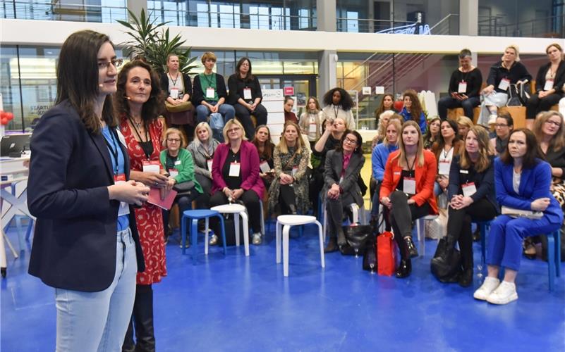 „Eine Start-up-Gründung ist eine gute Möglichkeit, über sich hinauszuwachsen“, wie Katrin Kreidel (links) den Teilnehmerinnen des Barcamps nur für Frauen zu berichten wusste. GB-Foto: Vecsey