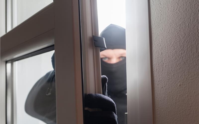 Eine Terrassentür hebelten zwei Einbrecher in einem Haus in Jettingen auf. Als dies nicht gelang, weil ein Nachbar die beiden Männer beobachtet hatte, verschafften sich die Täter Zugang zu einem einem weiteren Wohnhaus. GB-Foto: Sinan Muslu/stockadobe.com