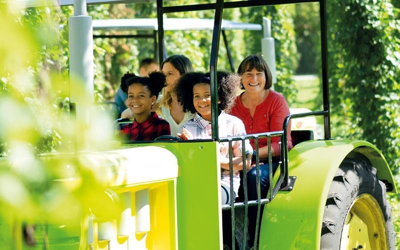 „Gäubote“-Familien-Tour: Abenteuer erleben im Ravensburger Spieleland Eine Traktorfahrt bietet Spaß für die ganze Familie.GB-Foto: gb