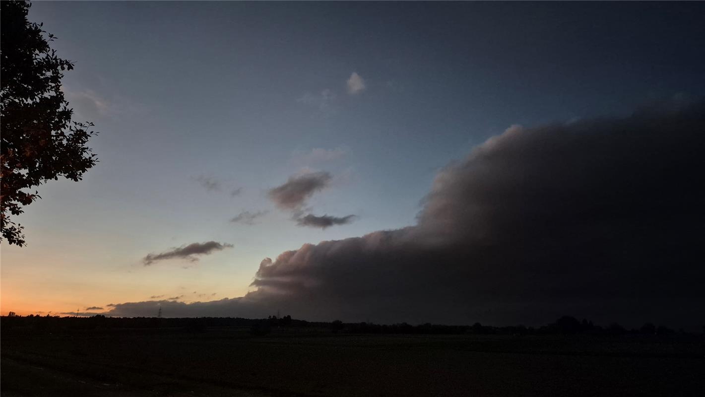 Eine dunkle Wolke rollt bedrohlich auf Nufringen zu.  Von Mirjam Krämer aus Nufr...