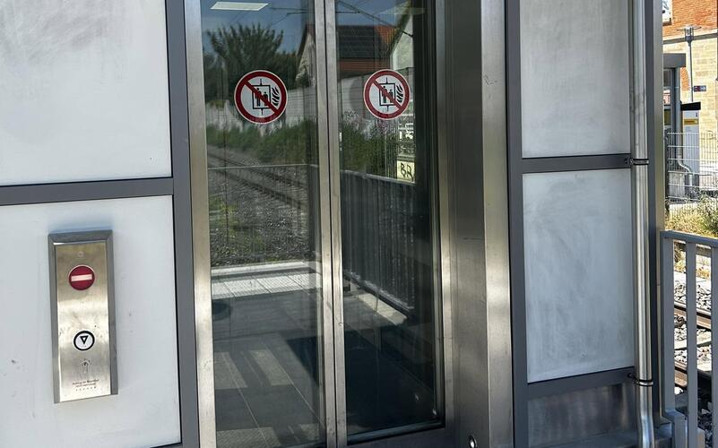 Eine eingesperrte Person musste am Montag aus dem Aufzug am Nebringer Bahnhof befreit werden. GB-Foto: Feuerwehr Gäufelden