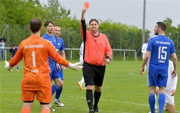 Eine ganz entscheidende Szene: Schiedsrichter Daniel Hezel stellt Kuppingens Torwart Marius Dargel vom Feld. GB-Foto: Holom