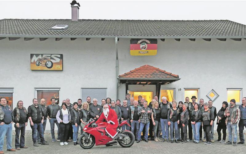 Eine ganze Festgesellschaft wartete im Vereinsheim auf Wolfgang Dürr und überraschte ihn dort zur Feier des Tages. GB-Fotos: Gokeler