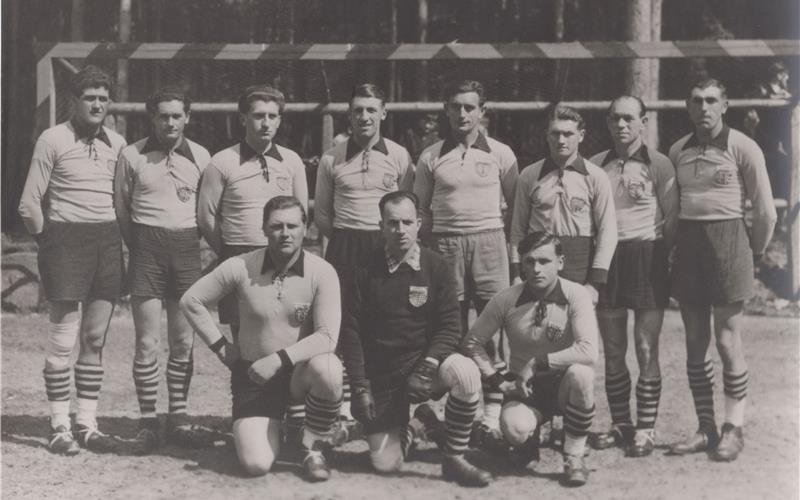 Amerikanische Truppen helfen beim Platzbau Eine historisch wertvolle Aufnahme: Die erste Kayher Fußballmannschaft Anfang der 50er Jahre mit (hintere Reihe von links) Erich Haupt, Günter Sindlinger, Bruno Noppel, Wilfreid Maisch, Hans Axnix, Otto Maurer, Fritz Österle, Walter Maisch, (vordere Reihe von links) Helmut Tafel, Johannes Bengel und Karl Riethmüller. GB-Foto (Archiv): SF Kayh
