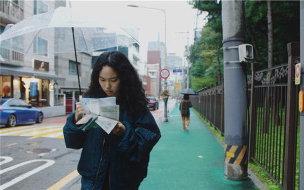 Eine in Südkorea geborene und nach der Geburt von ausländischen Eltern adoptierte junge Frau sucht in „Return to Seoul“ nach ihren biologischen Eltern. GB-Foto: © Rapid Eye Movies