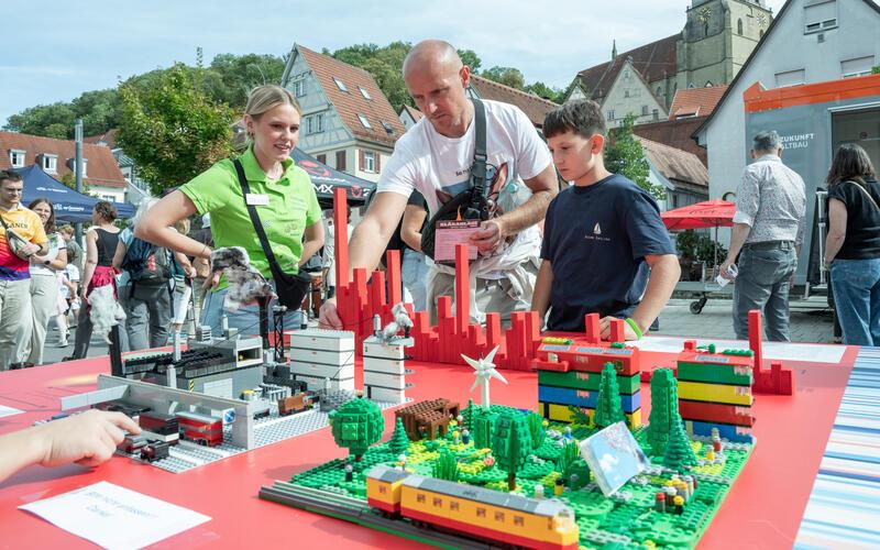 Eine kleine Legostadt vermittelte ebenfalls Klimawissen in der verkehrsfreien Seestraße am Sonntag. GB-Foto: Vecsey