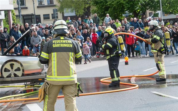 Eine länderübergreifende Übung zeigten die Feuerwehren aus Deutschland und Österreich. GB-Fotos: Schmidt