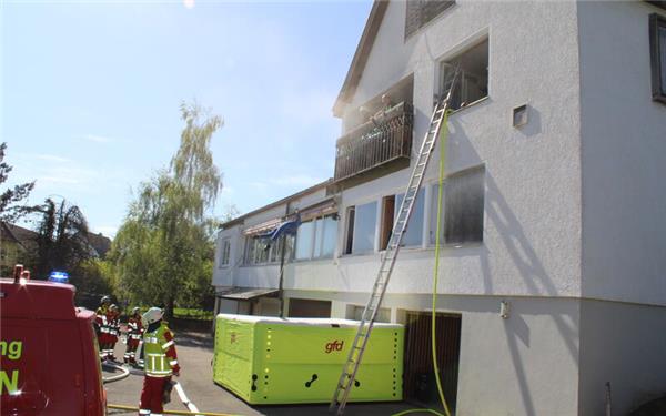 Eine menschengroße Puppe wurde auf das Sprungkissen geworfen. GB-Foto: Baum