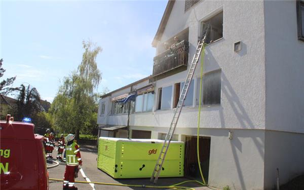 Eine menschengroße Puppe wurde auf das Sprungkissen geworfen. GB-Foto: Baum