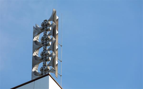 Eine moderne Warnsirene auf einem Gebäude: Solche Technik wird vom Kreis koordiniert beschafft und in den Kommunen installiert. GB-Foto: Adobe/Schwier