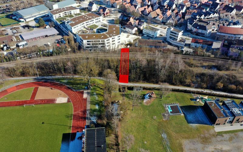 Eine neue Röhre und der Bahndamm sollen das Seeländer-Areal und den Aischbach verbinden.GB-Foto: Holom
