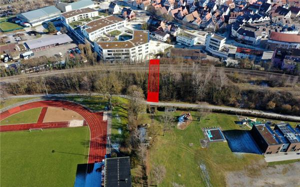 Eine neue Röhre und der Bahndamm sollen das Seeländer-Areal und den Aischbach verbinden.GB-Foto: Holom
