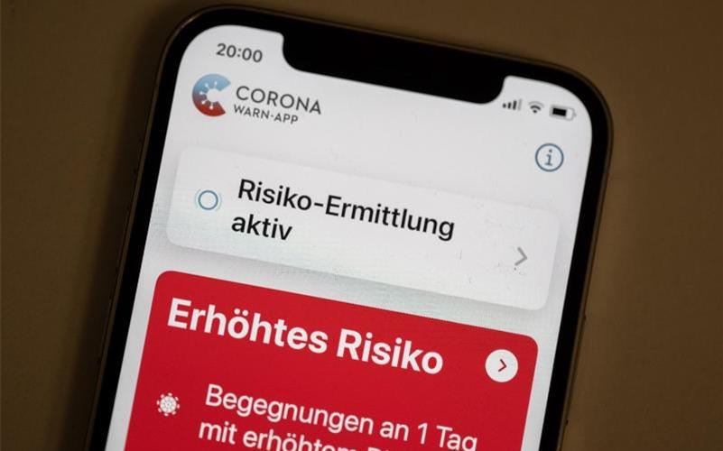 Eine neue Version der Corona-Warn-App kann die verschiedenen Zertifikate zusammenfassen. Foto: Bernd Weißbrod/dpa