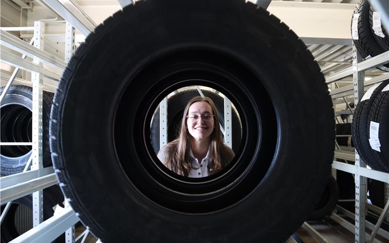 Eine runde Sache ist die Arbeit mit Autos, findet Alea Göbel. Die Rohrdorferin ist angehende Automobilkauffrau.GB-Foto: Priotto