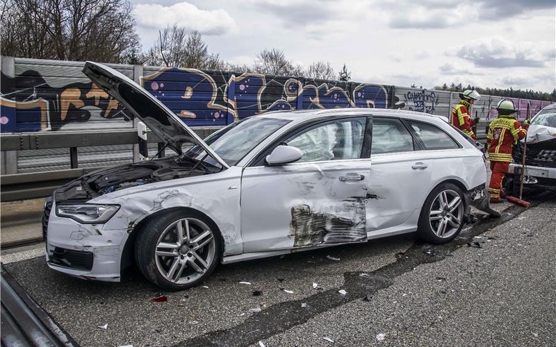 Drei Verletzte und ein Kilometerlanger Rückstau nach Unfall auf A8