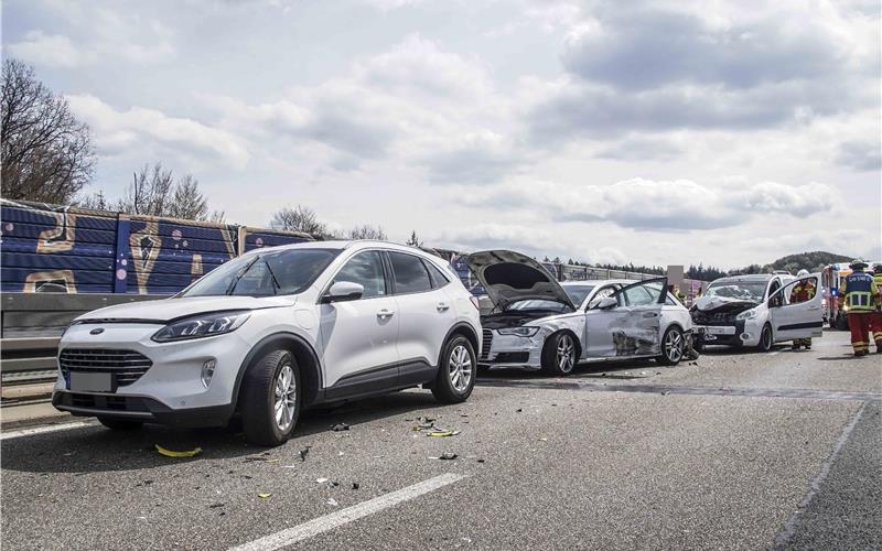 Drei Verletzte und ein Kilometerlanger Rückstau nach Unfall auf A8