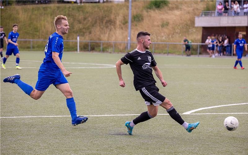 Doppelpack von Mijic bringt die Entscheidung Eine typische Szene: Der FC Gärtringen (rechts mit Leutrim Goxhuli) spielt, der TSV Schönaich läuft nur hinterher. GB-Foto: Duddek/Eibner