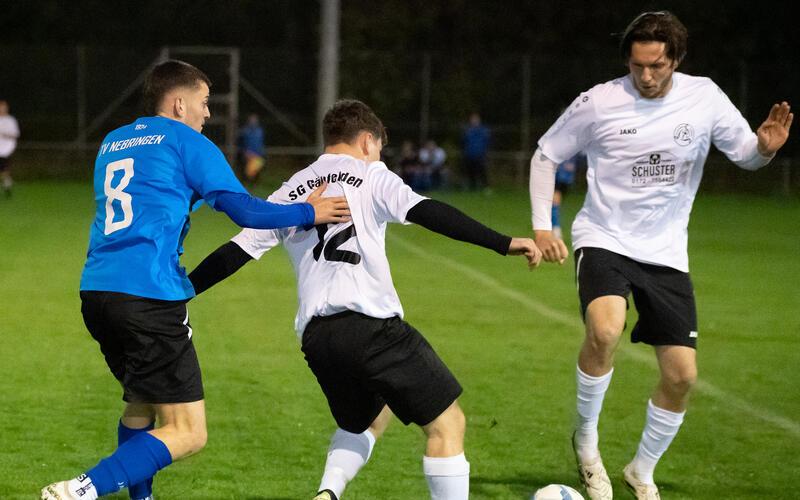 Eine typische Zweikampfszene: Immer wieder stellte die SG Gäufelden in Zweikampfsituationen Überzahl her, hier kombinieren SG-Spielertrainer Pascal Buyer (rechts) und Tim Bruckner an Nebringens Tim Neuffer vorbei. GB-Foto: Vecsey