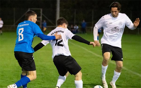 Eine typische Zweikampfszene: Immer wieder stellte die SG Gäufelden in Zweikampfsituationen Überzahl her, hier kombinieren SG-Spielertrainer Pascal Buyer (rechts) und Tim Bruckner an Nebringens Tim Neuffer vorbei. GB-Foto: Vecsey