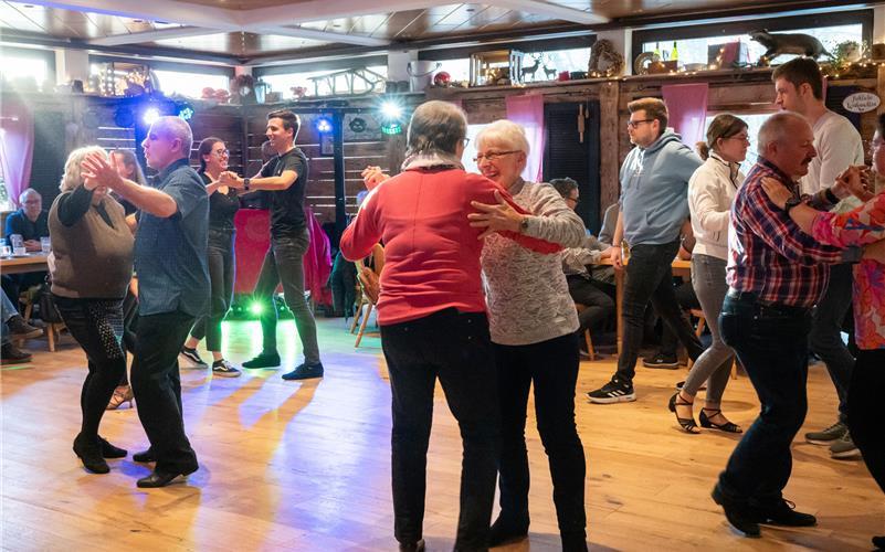 „Eine wunderbare Stimmung“: Tanztee im „Winter-Stadl“ des Naturfreundehauses. GB-Foto: Vecsey