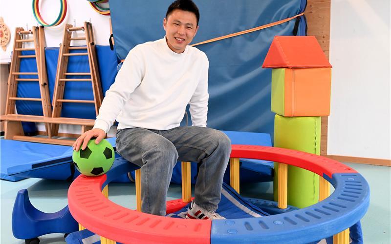 Einen Fußball hat Soon-Bo Song immer in Reichweite. Auch im Kindergarten „Villa Sonnenschein“ in Mötzingen spielt der einzige Mann gerne mit den Drei- bis Sechsjährigen. Die Kinder wissen nicht, dass die pädagogische Fachkraft Ex-Kickprofi ist.GB-Foto: Holom