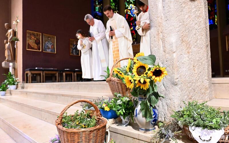 Einen Gottesdienst mit Kräuterweihe gab es zum Beispiel in der St.-Josefs-Kirche. Die Tradition ist in den Gemeinden Süddeutschlands weit verbreitet und zieht viele Gläubige an. GB-Foto: Holom