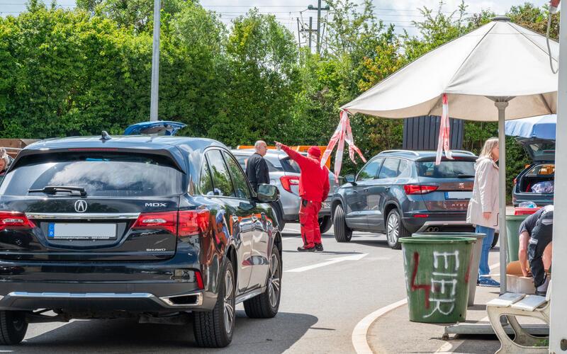 Einen Parkplatz zu finden, ist oft schon die erste Herausforderung auf dem Herrenberger Wertstoffhof. GB-Foto: Vecsey