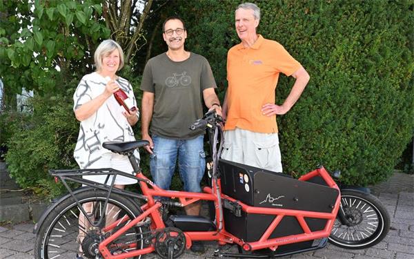 Einen alkoholfreien Sekt überreichte Kerstin Strubbe (von links) zum Doppeljubiläum an Christoph Bertow, der mit der 1000. Ausleihung den 10000. Kilometer erreichte. Strubbe koordiniert die Ausleihe zusammen mit ihrem Mann Gerhard. GB-Foto: Reichert