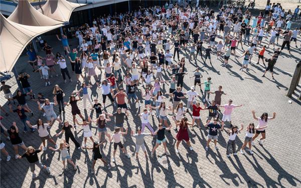 Einen beeindruckenden Tanz boten die Schüler der Theodor-Heuss-Realschule. GB-Foto: Schmidt
