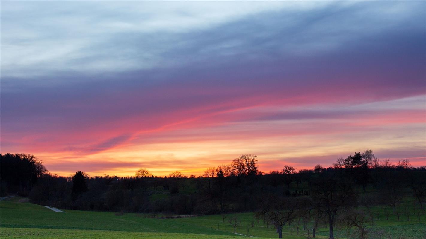 Einen farbengleißenden Sonnenuntergang über dem Kuppinger Wald hat Gabi Brenner ...