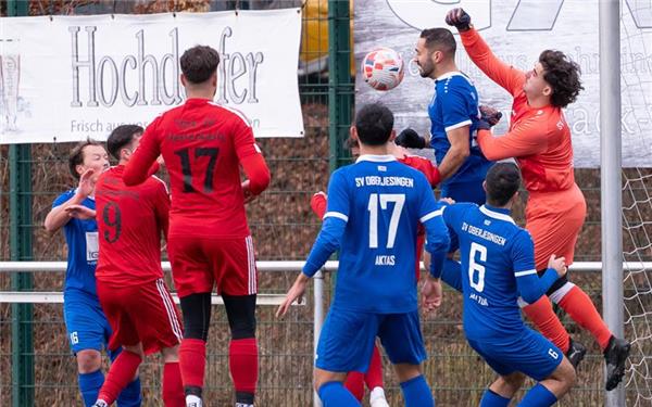 Einen intensiven Kampf lieferten sich am Sonntag der Türk. SV Herrenberg (rot) und der SV Oberjesingen. GB-Foto: Vecsey