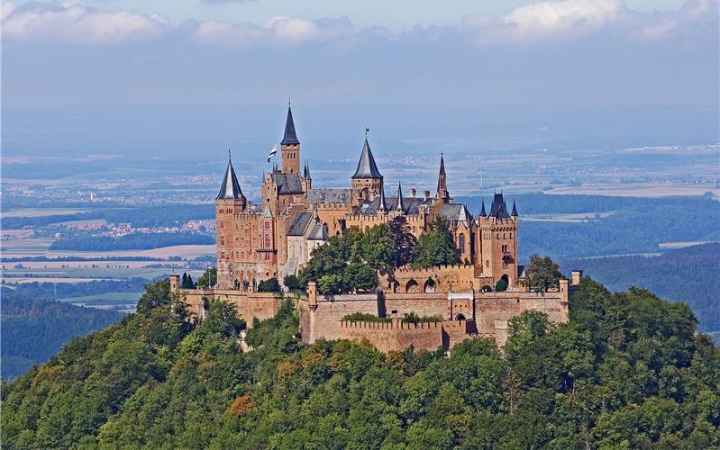 Einen majestätischen Rundblick in bis zu 100 Kilometern Entfernung ermöglicht die Burg Hohenzollern GB-Foto: gb