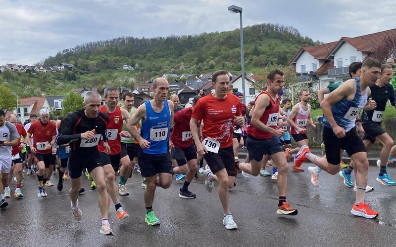 Einen wolkenverhangenen Himmel gab es noch beim Start des Hauptlaufes, aber es blieb weitestgehend trocken. GB-Foto: Denner