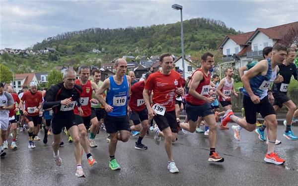 Einen wolkenverhangenen Himmel gab es noch beim Start des Hauptlaufes, aber es blieb weitestgehend trocken. GB-Foto: Denner