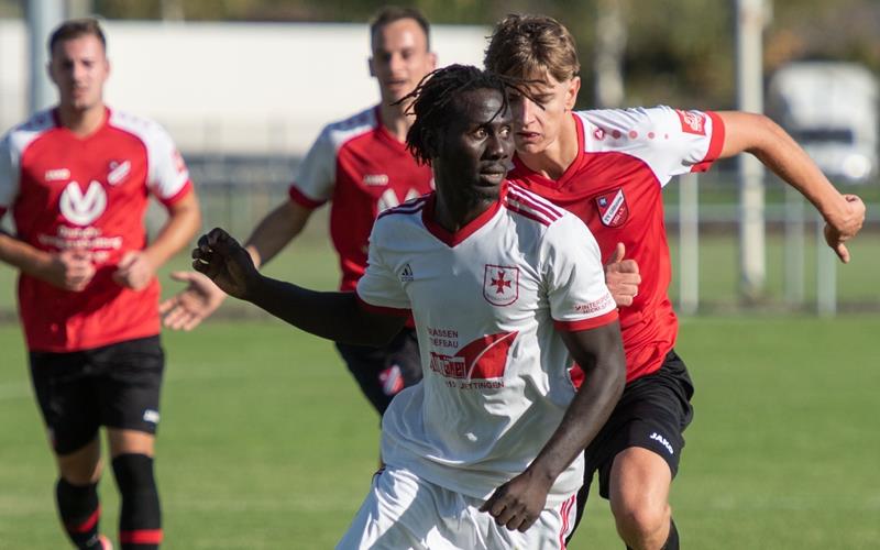 Einer von mehreren Neuzugängen: Sainey Faye (weißes Trikot) wechselte vom FC Unterjettingen zurück zum VfL Oberjettingen. GB-Foto: Vecsey