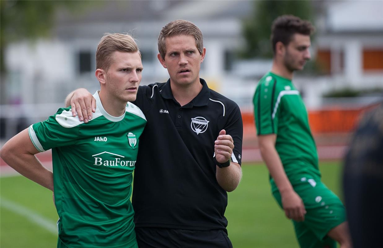 Einfühlsamer Coach: Michael Sattler (rechts) mit Maximilian Geiger Foto (Archiv)...