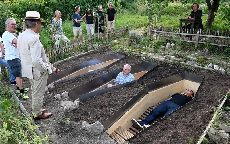 Einige Mutige testeten die drei Gruben auf dem neuen „Internationalen Testfriedhof“ von Daniel Schürer in Reusten. GB-Foto: Holom