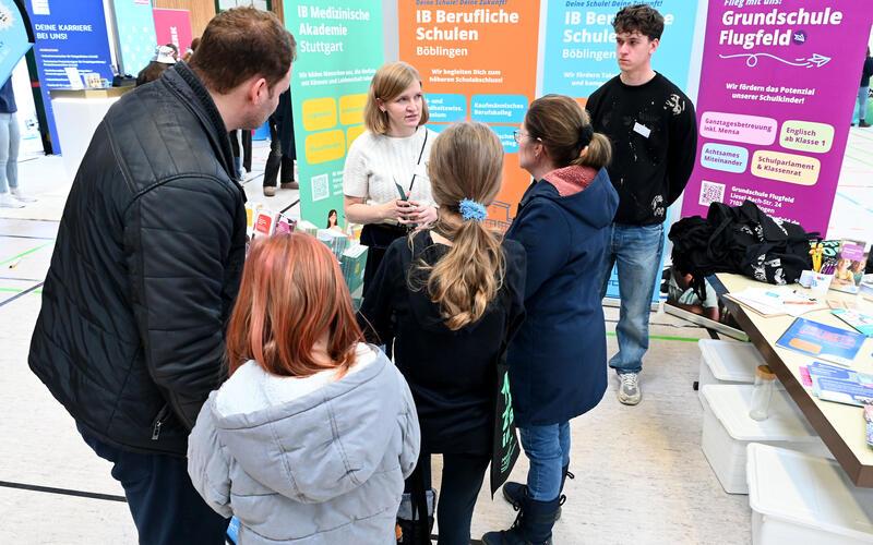 Einige der Jugendlichen kamen mit Mama und Papa, um sich über ihre mögliche berufliche Zukunft zu informieren. GB-Foto: Holom