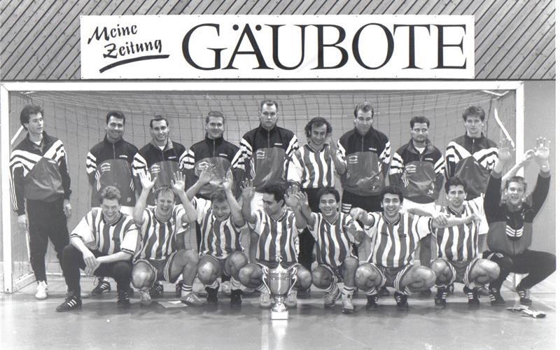 Einigen Hildrizhausener Spielern, die in der oberen Reihe stehen, ist die Enttäuschung über das verlorene Endspiel beim „Gäubote“-Cup 1996 förmlich anzusehen, dagegen strahlen die Affstätter über beide Backen. Die Teams spielten mit (obere Reihe von links) Alexander Gebel, Uwe Hagenlocher, Michael Heigl, Sven Kegreiß, Holger Schulz, Costa Aslanidis, Uwe Hörmann, Armin Mahrla, Andreas Hämmerle, (vorne von links) Jochen Schühle, Jochen Weinhardt, Michael Dittus, Ayhan Günes, Mehmet Özgül, Cavit Toker, Mario Kresic und Jens Petersen, der als Feldspieler sehr erfolgreich als Torhüter beim SVA agierte. 