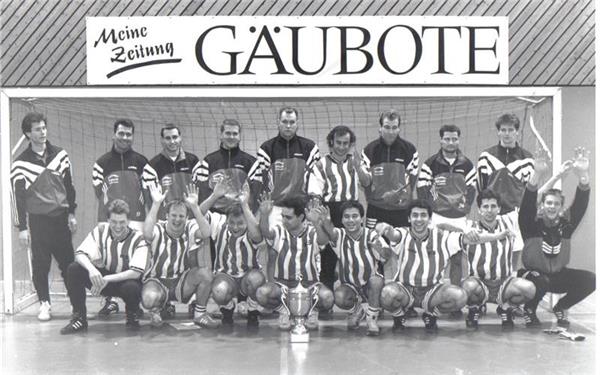 Einigen Hildrizhausener Spielern, die in der oberen Reihe stehen, ist die Enttäuschung über das verlorene Endspiel beim „Gäubote“-Cup 1996 förmlich anzusehen, dagegen strahlen die Affstätter über beide Backen. Die Teams spielten mit (obere Reihe von links) Alexander Gebel, Uwe Hagenlocher, Michael Heigl, Sven Kegreiß, Holger Schulz, Costa Aslanidis, Uwe Hörmann, Armin Mahrla, Andreas Hämmerle, (vorne von links) Jochen Schühle, Jochen Weinhardt, Michael Dittus, Ayhan Günes, Mehmet Özgül, Cavit Toker, Mario Kresic und Jens Petersen, der als Feldspieler sehr erfolgreich als Torhüter beim SVA agierte. 