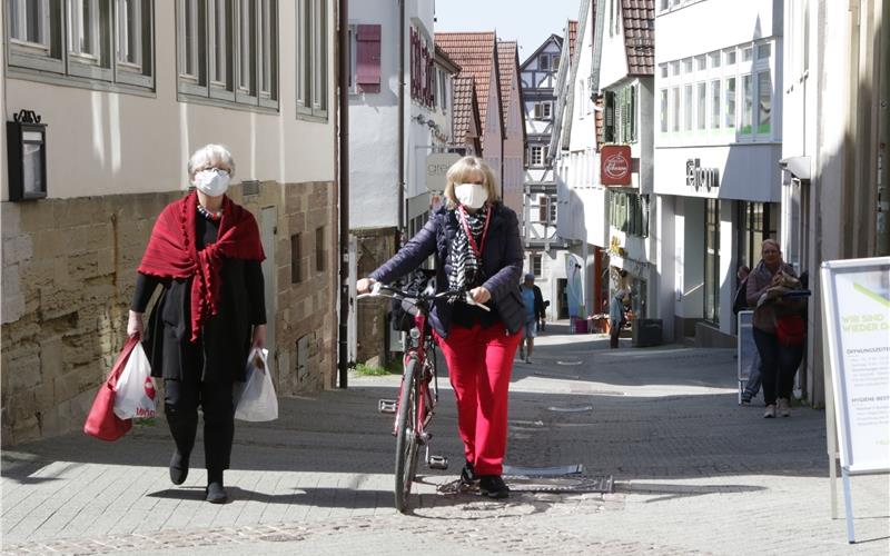 Einkauf in der Stadt mit Corona und Mundschutz GB-Foto: Bäuerle