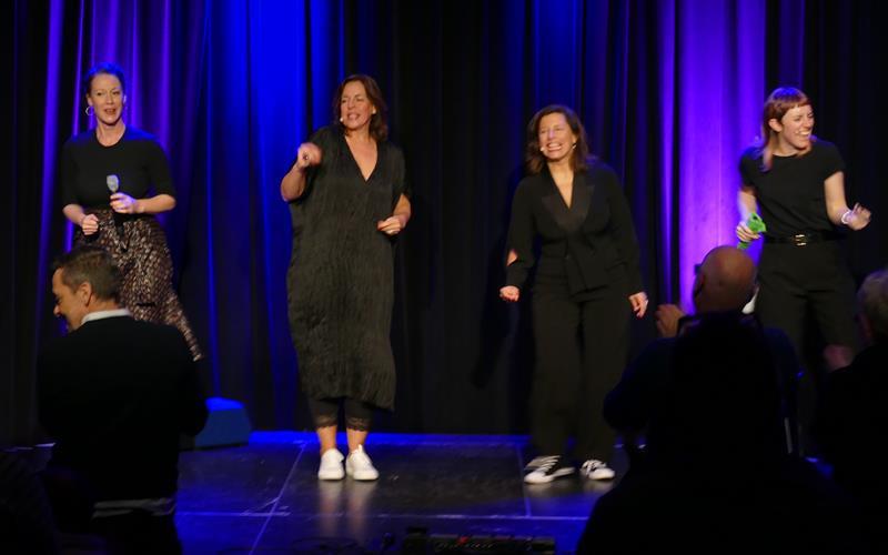 Einmal im Jahr stürmen die Damen die Bühne bei ihrer besonderen Comedy-Show. GB-Foto: Storost