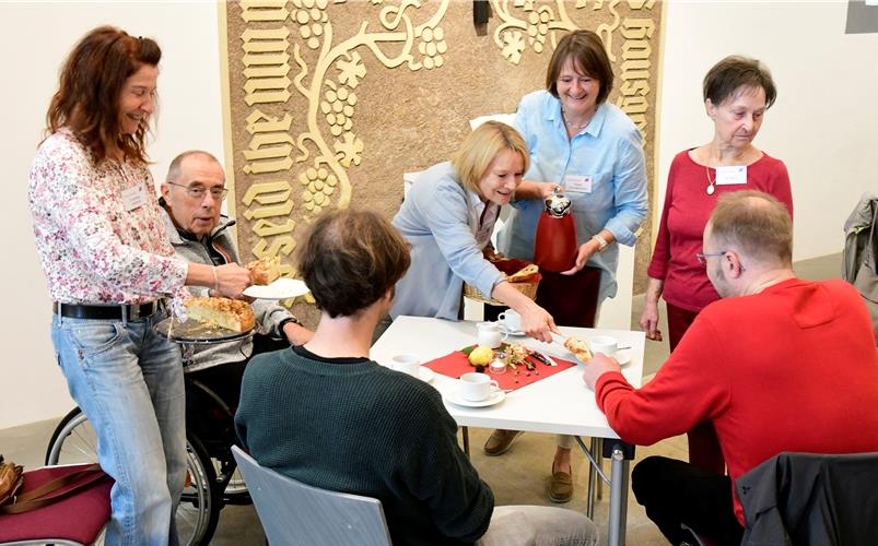 Einmal im Monat gibt es das Spitalcafé, das von Ehrenamtlichen gestaltet wird (stehend von links): Charlotte Tremmel, Annette Arenz, Gisela Freudenmann und Sibylle Gern. GB-Foto: Holom