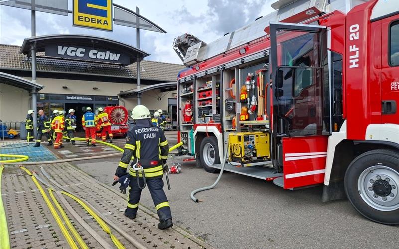 Großbrand in Calwer Supermarkt: Feuerwehr im Dauereinsatz