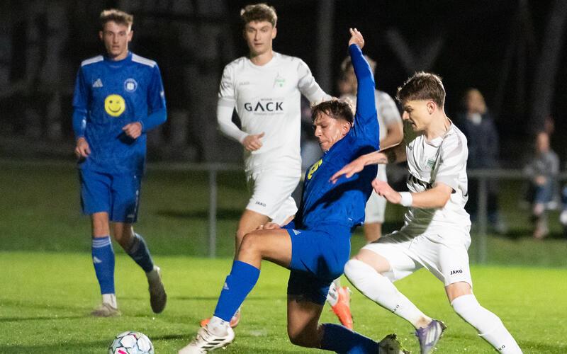 Einsatz ist Trumpf: Hier kommt Hildrizhausens Innenverteidiger Arthur Jigalov (blau) zuerst an den Ball. GB-Foto: Vecsey