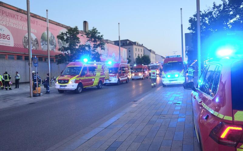 Einsatzkräfte erkundeten das Gebäude mit Atemschutz. GB-Foto: SDMG/Dettenmeyer